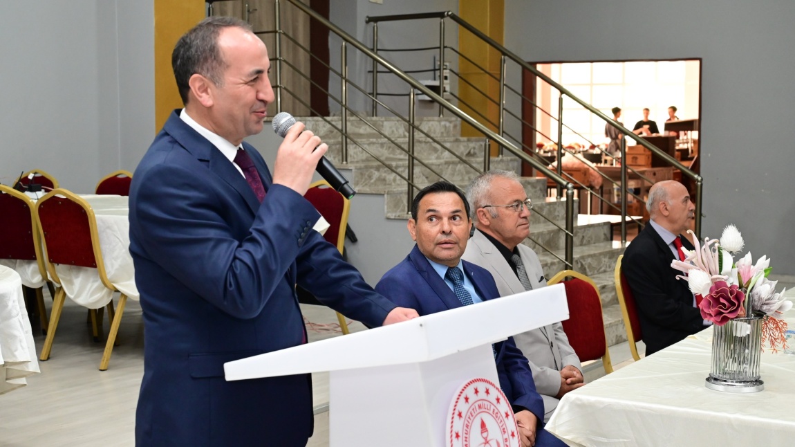 Uşak Öğretmenevinde , 2025 Aile Yılı Sertifika töreni düzenlendi. Uşak MEM il Müdürü Sayın Halil YÜCEL Bey'in teşrifleriyle eğitime katılan personele katılım belgesi verildi.